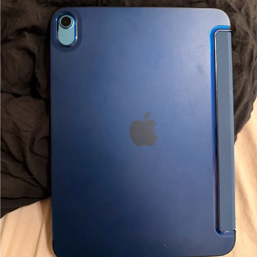 Apple iPad 10th Generation 64GB Blue + Case